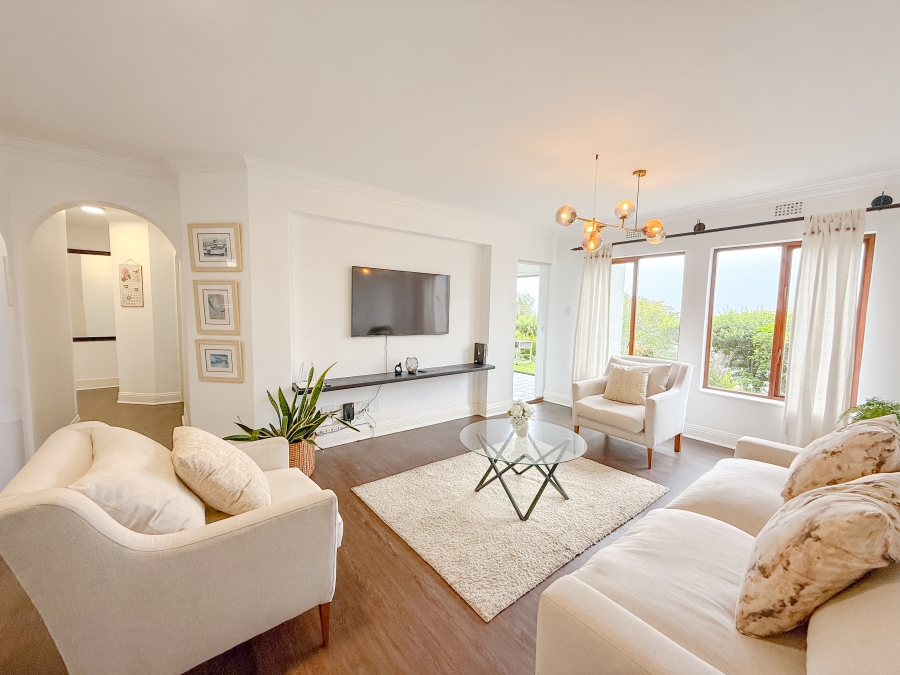 To Let 3 Bedroom Property for Rent in Castleton Western Cape